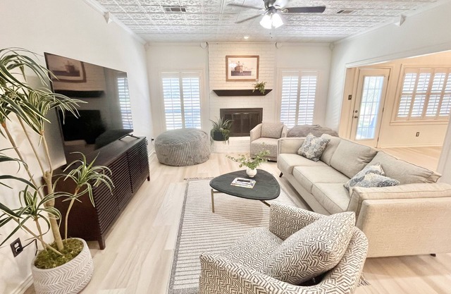 3 mi to Kyle Field, Farm house Ranchette, sleeps 20!