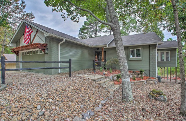 3 Mi to Lake DeSoto: Home w/Furnished Deck!