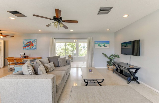 3 Mi to Siesta Key Beach: Snowbird Haven w/Lanai