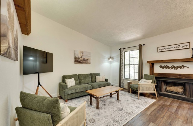 3 Mi to Table Rock Lake: Cozy Cabin in the Woods!