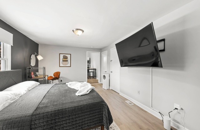 3 mins from Downtown - PS5, King Bed & EV Charger