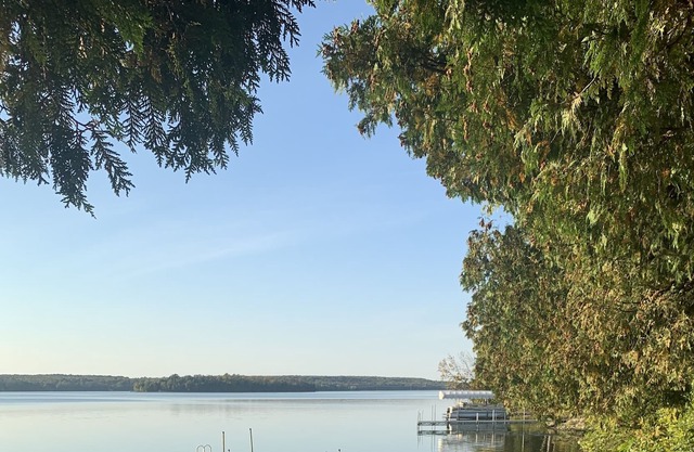 3 Modern retro cottages with central gathering space on Kangaroo Lake