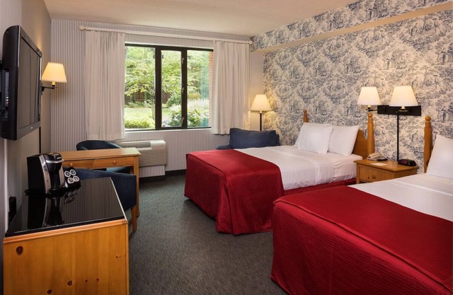 3 Relaxing Units! Pool, Tennis Court, Parking! Close to Merchants Square
