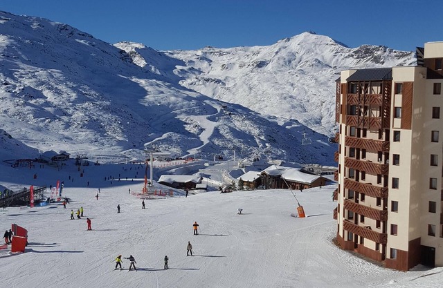 3-room apartment, ski-in/ski-out, adjacent to ski slopes and lifts, sleeps 4/6