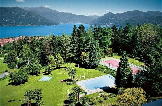 3-room apartment with balcony and wonderful lake view in a vacation complex with pool