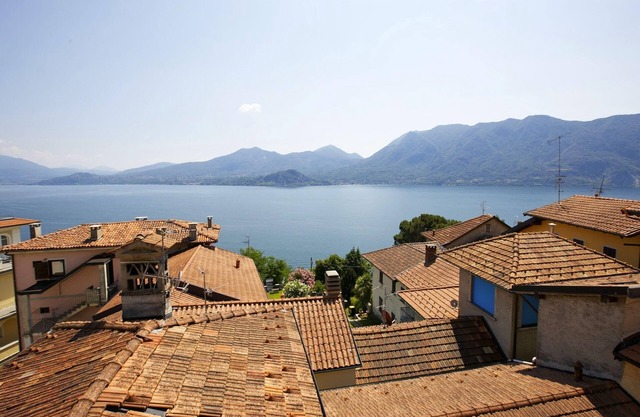 3-room apartment with 2 bathrooms, large terrace & enchanting lake view