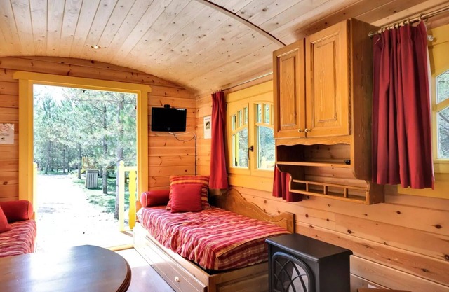 3-room caravan sleeps 4
