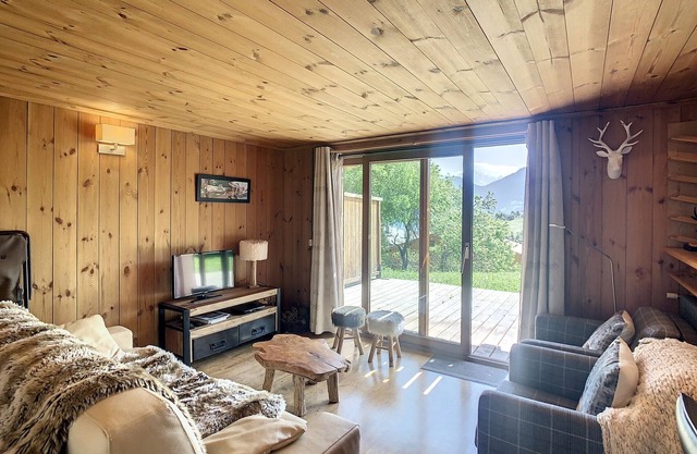 3 rooms, indoor pool, parking, near center in Combloux