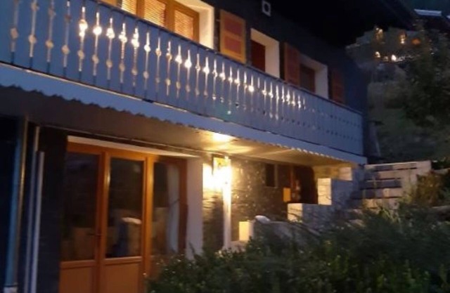 3-star chalet at the foot of the Petit Chatel chairlift: sleeps 8