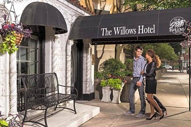 3-Star Hotel ∙ The Willows Hotel