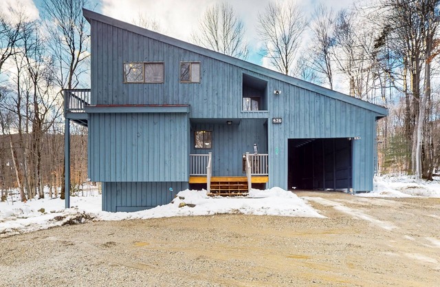 3-story dog-friendly home with private hot tub, firepit, grill, wood stove, EVC