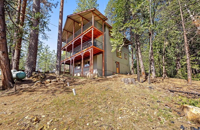3-story home w/private pool table, game room, heated pool, private lake access