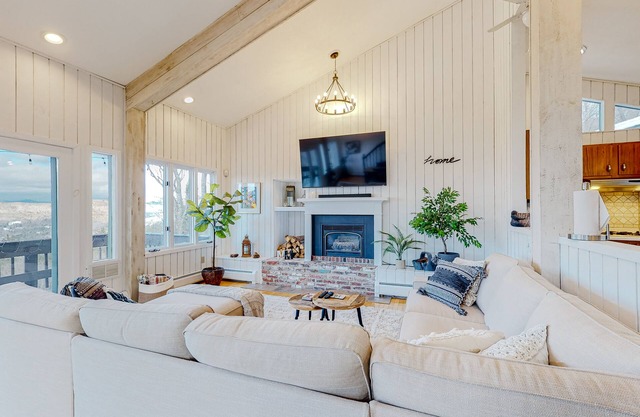 3-story mountain-view home with fireplace, grill, fast WiFi, deck, streaming, AC
