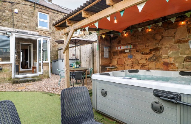 3 SUNNYSIDE TERRACE, pet friendly, with hot tub in Matlock