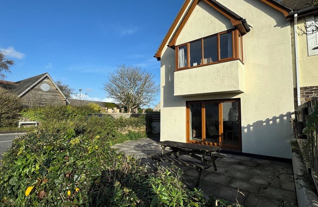 3 THE BOWLING GREEN, pet friendly in St. Just In Roseland