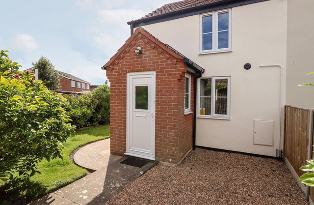 3 THE COTTAGES, pet friendly, with open fire in Hemsby