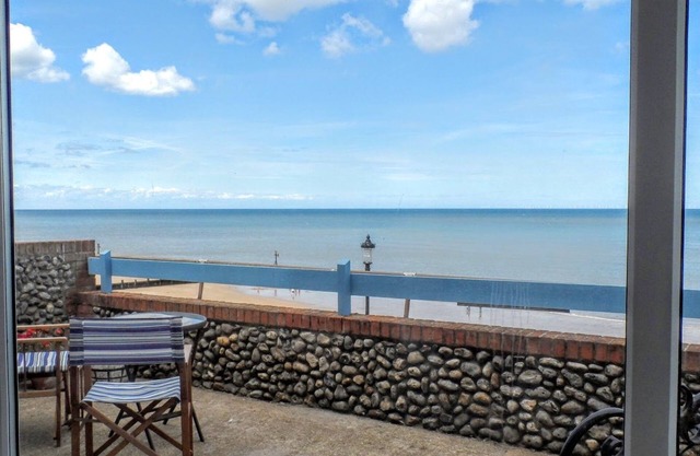 3 The Promenade - a stunning sea view, just for two! Ground floor apartment that sleeps 2 guests