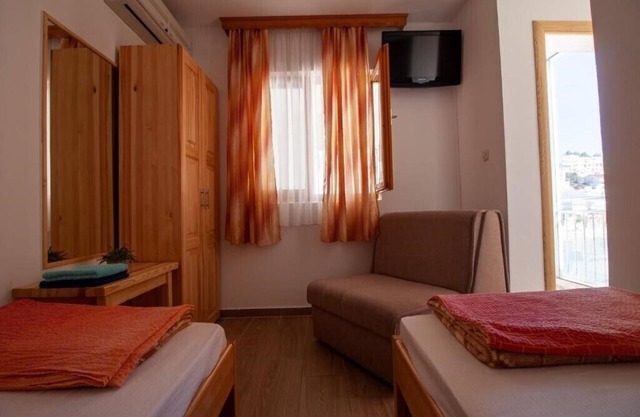 3 Triple Room With Private Parking