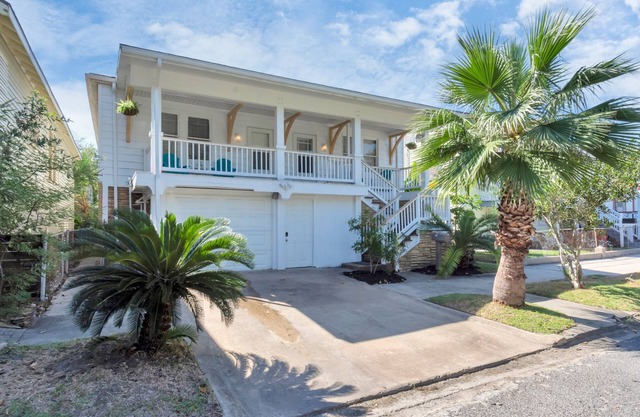3 Units (together, in one home) in Historical Galveston - 8 min. walk to beach!