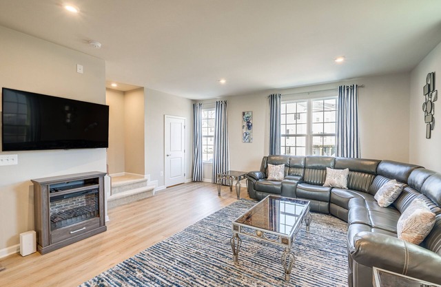 30 Mi to Downtown DC: Charming Dale City Townhome!