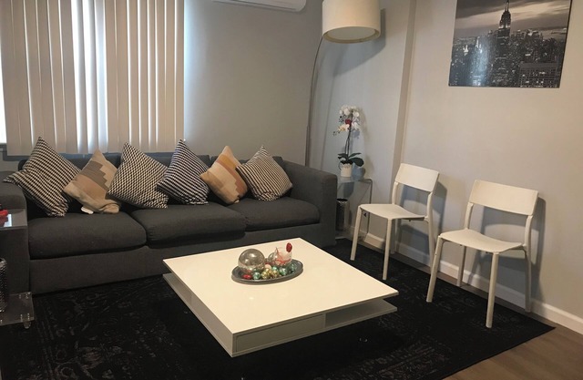 30 mins to Times square, Beautiful spacious apt in Queens