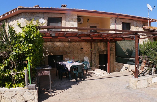 300 meters from the beach of S'arena Scoada, 5 beds, 2 bathrooms, BBQ.