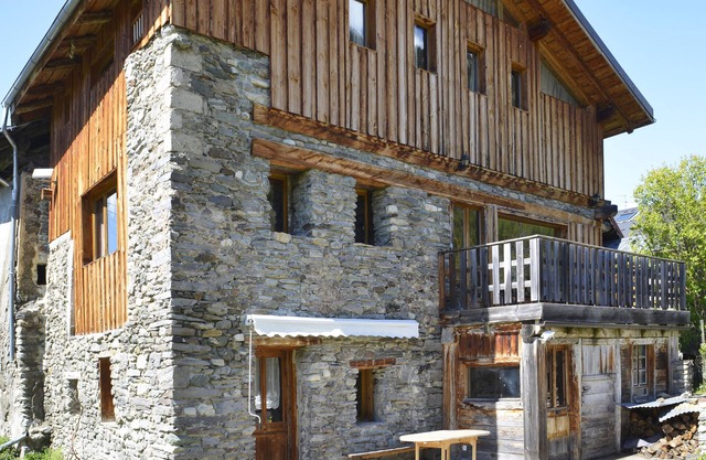 300 sq.m chalet for 15 people, 5 bedrooms/bathrooms, near La-Plagne Montalbert.