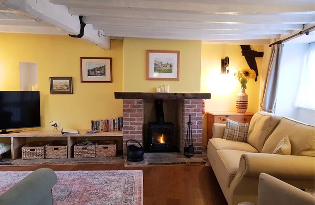 300 Year Old Cozy Retreat, walk to Pickering's Heart, SteamTrains, and Pub!
