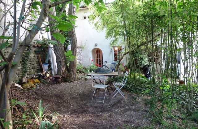 300m from the beach, large charming house with wooded garden and flowered courtyard