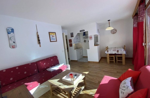 300m from resort center, Ground floor, view mountain, balcony, tv, ski locker, 37m², La Tania