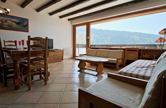 300m from ski slopes, 4th floor, balcony, tv, 55m², Chamrousse
