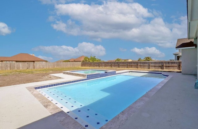305) Luxarious with Pool+Hot Tub