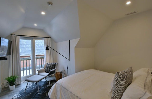 307, 1 Bedroom - Downtown Collingwood, Luxury Boutique Hotel.