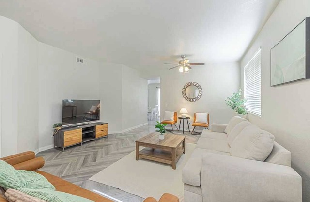 30nights min｜Mainfloor Bedroom｜Pet Allowed｜Remote Lock｜Garage Access #42183
