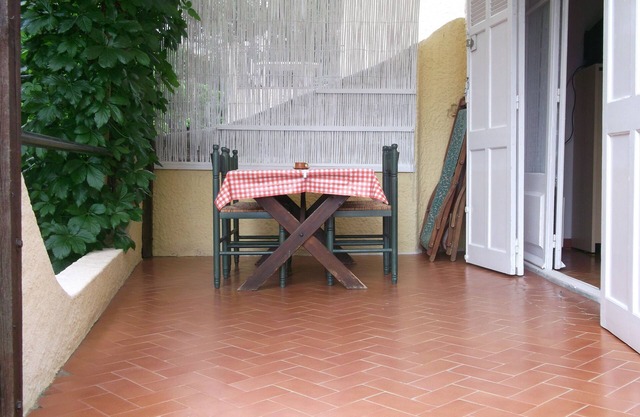 32 m2 self-contained studio in villa with 900 m2 grounds