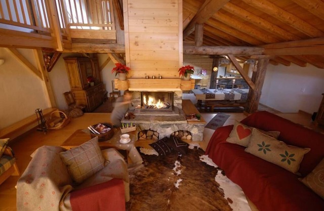 320 m² luxury South-exposed chalet sleeps 22/12/9: sauna, garden, views, parking