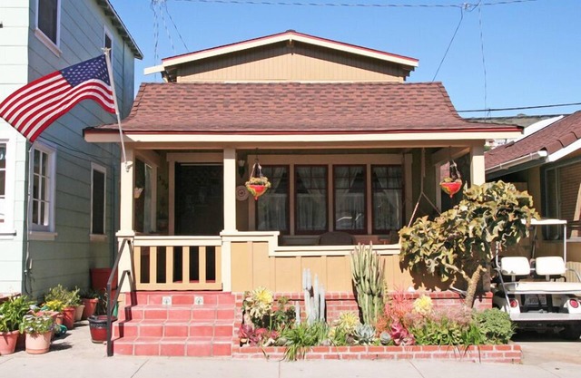 329CA: Quaint Cottage in Avalon, Arts & Crafts Style, Charming Front Porch, A/C