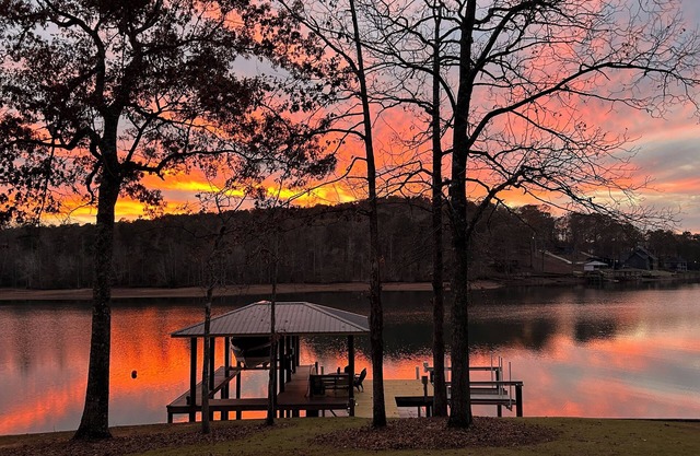 35Min to Auburn.Lake Martin modernized Cabin