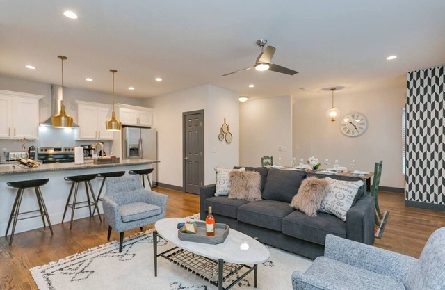 3810 · East Nash Haven! 10 min to Broadway!