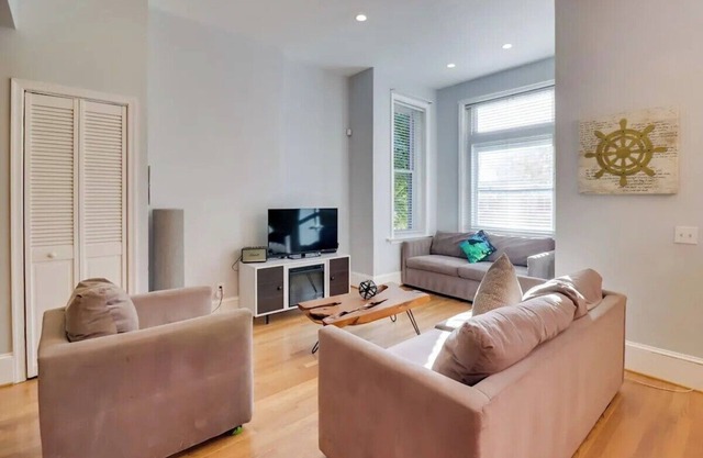 3BD Classic Victorian in Downtown DC