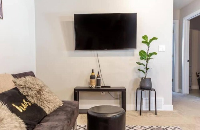 3BDRM Home, 5min to WEM/4min to River Cree Casino