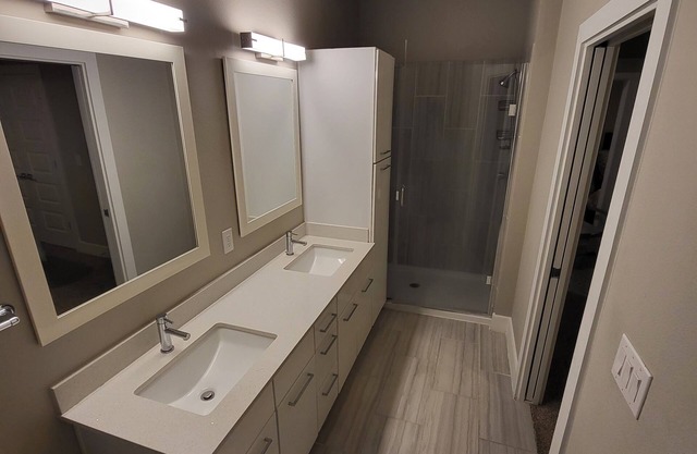 3BDRM TOWNHOUSE! 75IN TV.WIFI!