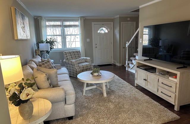 3BR/1BA Townhouse easy walk to University of Delaware campus, free parking spot.
