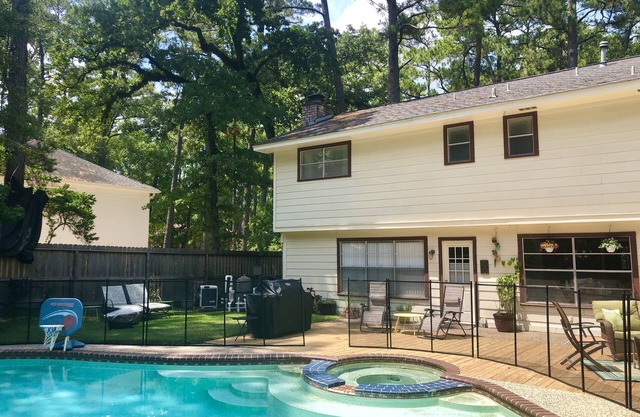 3BR/2.5BA, saltwater pool, hot tub, alarm ~ The Salt Lick Retreat