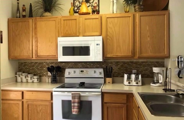 3BR, 2.5BA Townhome w/Lake View, Sunny Rear Yard, Private Patio & Hot Tub (4715)