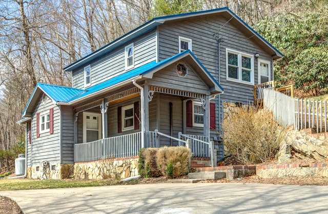 3BR/2 BA Cottage: Blue Mountain Retreat