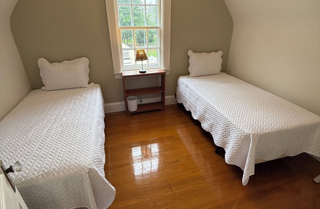 3BR/2BA Cottage Sleeps 8 Short Walk to Smith River – Martinsville