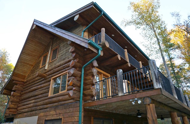 3BR, 3.5BA log cabin