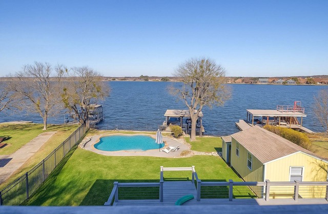 3BR/3BA Home w/Pool, Fire Pit & Lake View