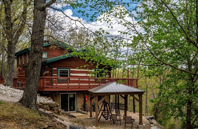 3BR, 3BA Log Cabin